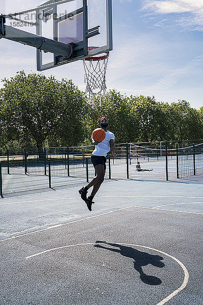 Mann spielt Basketball  Dunking