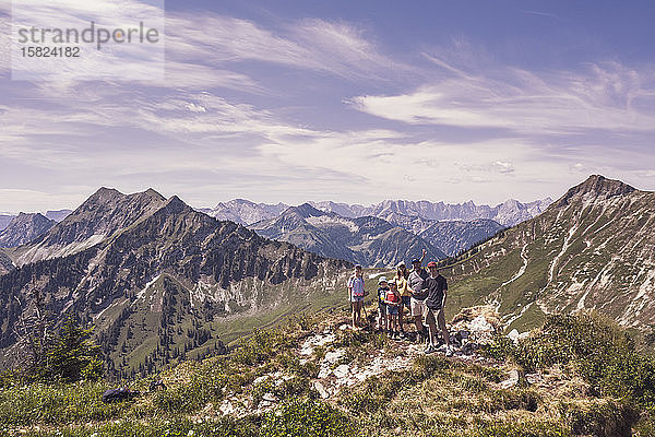 Wandernde Familie auf Berggipfel stehend  Achenkirch  Österreich