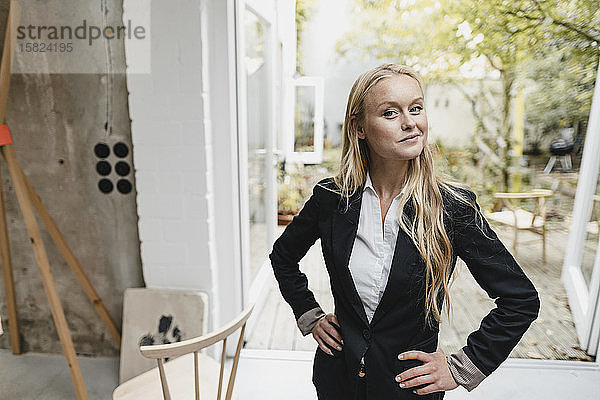 Porträt einer selbstbewussten blonden jungen Geschäftsfrau