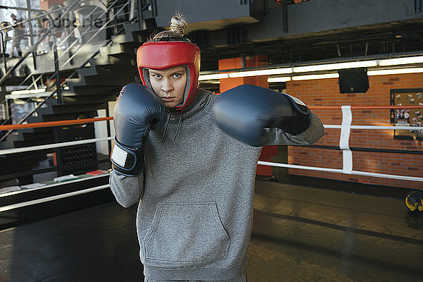 Porträt einer Boxerin im Ring