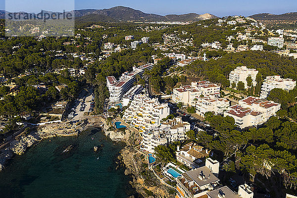 Spanien  Balearen  Costa de la Calma  Luftaufnahme der Küstenstadt im Sommer