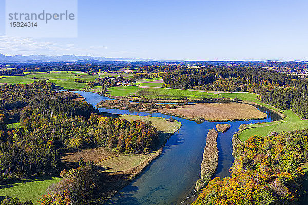 Deutschland  Bayern  Seeon-Seebruck  Luftbild des Flusses Alz im Herbst