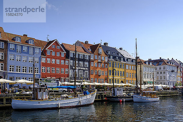 Dänemark  Kopenhagen  Boote liegen am Nyhavn-Kanal mit bunten Stadthäusern im Hintergrund