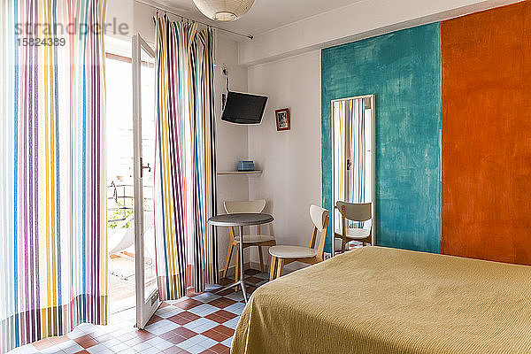 Frankreich  Interieur eines Hotelzimmers mit gestreiften Vorhängen