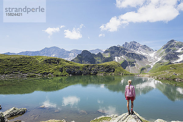 Schweiz  Kanton St. Gallen  Glarner Alpen  Frau schaut auf den Wangsee