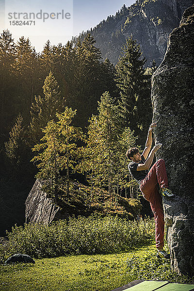 Mann klettert auf der Zillertaler Alm in den Fels; Ginzling  Tirol  Österreich