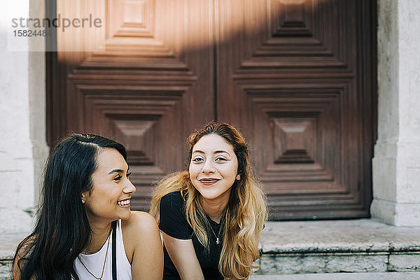Porträt von zwei glücklichen jungen Frauen in der Stadt  Lissabon  Portugal