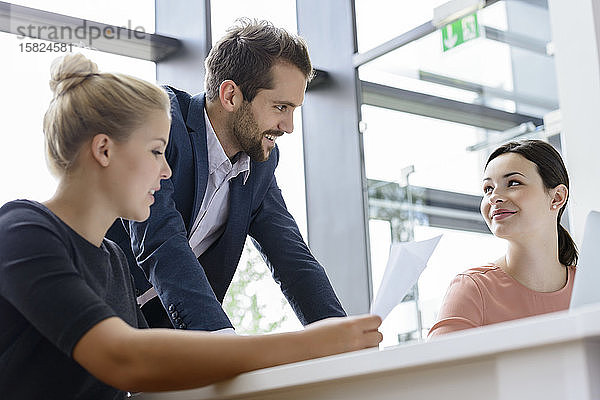 Zuversichtliches Geschäftsteam  Zusammenarbeit  Brainstorming