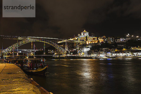 Portugal  Porto  Dom Luis I Brücke und umliegende Stadtgebäude bei Nacht