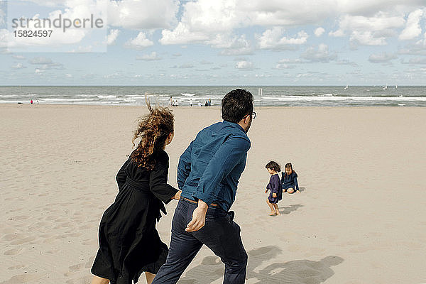 Eltern und zwei Kinder verbringen Zeit am Strand  Scheveningen  Niederlande