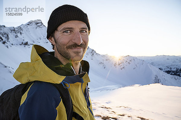 Porträt eines Mannes während einer Skitour  Lenzerheide  Graubünden  Schweiz