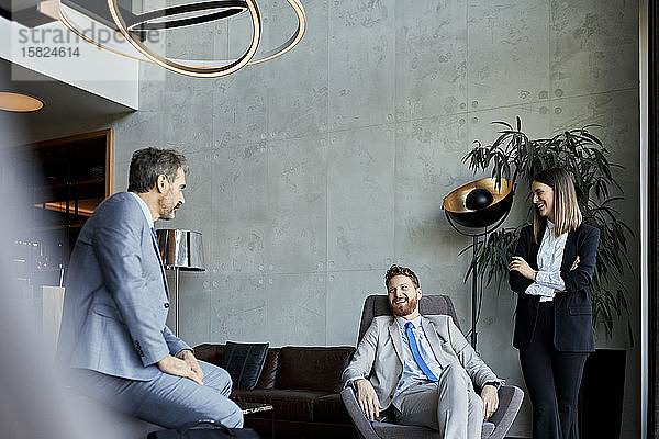 Geschäftsleute bei einem Meeting in der Hotellobby