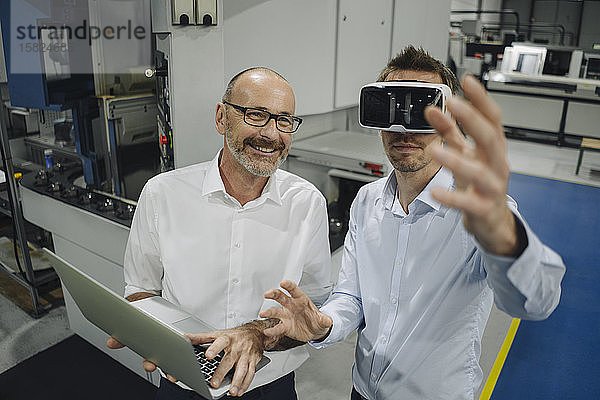 Zwei Männer mit VR-Brillen in der Fabrik