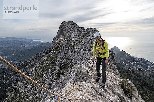 Lächelnde Frau beim Bergsteigen am Bernia-Rücken  Costa Blanca  Alicante  Spanien