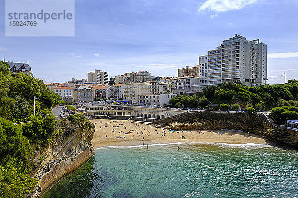 Frankreich  Pyrénées-Atlantiques  Biarritz  Strand der Küstenstadt im Sommer