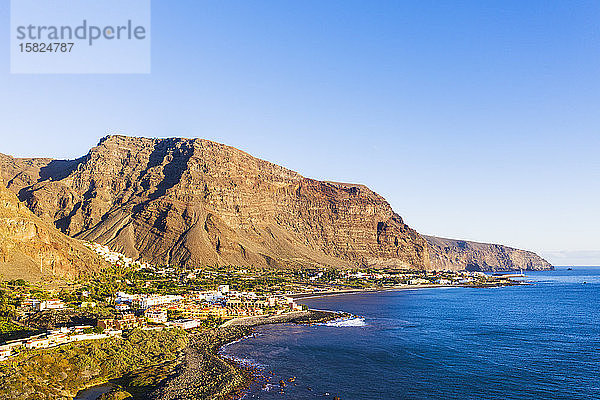 Spanien  Santa Cruz de Tenerife  Valle Gran Rey  Klarer Himmel über der Küstenstadt auf der Insel La Gomera