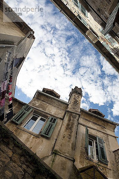 Kroatien  Istrien  Rovinj  Alte Gebäude in der Stadt  Ansicht von unten