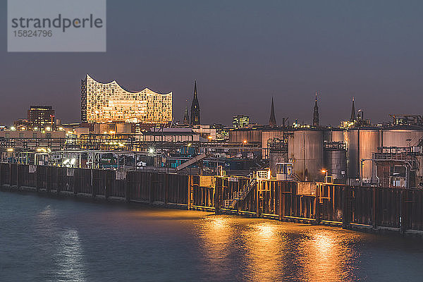Deutschland  Hamburg  Kleiner Grasbrook-Hafen in der Abenddämmerung mit der Elbphilharmonie im Hintergrund