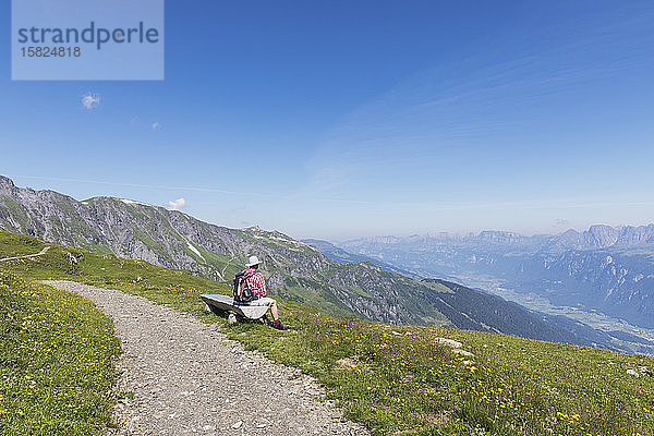 Schweiz  Kanton St. Gallen  Glarner Alpen  Mann bei einer Rast auf dem Panorama-Wanderweg in der Tektonikarena Sardona