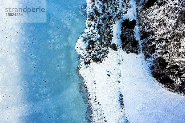 Deutschland  Bayern  Reit im Winkl  Hubschrauberansicht von Weitsee und Lodensee im Winter