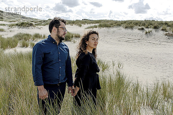 Paar beim Wandern in den Dünen  Den Haag  Niederlande