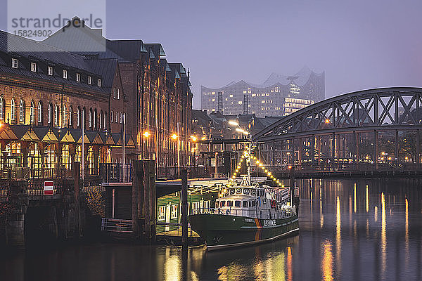 Deutschland  Hamburg  Boot liegt vor der Brücke über den Elbkanal vor der Elbphilharmonie im Hintergrund