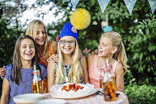 Porträt von glücklichen Mädchen auf einer Geburtstagsfeier im Freien