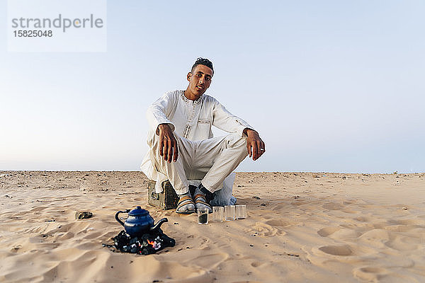 Mann bei der Teezubereitung in der Wüste Sahara  Tindouf  Algerien