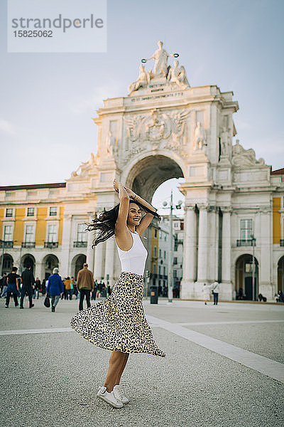 Glückliche junge Frau tanzt in der Stadt  Lissabon  Portugal