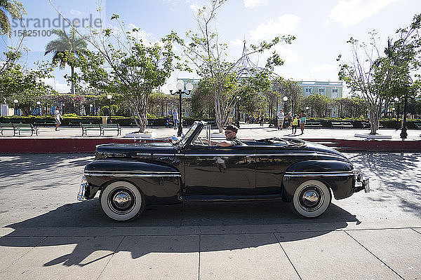 Mann fährt einen Oldtimer-Cabriolet  Trinidad  Kuba