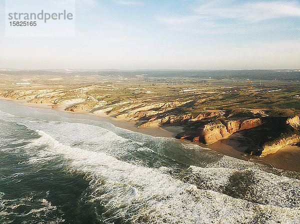 Portugal  Peniche  Luftaufnahme der zerklüfteten Meeresküste