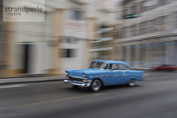 Oldtimer auf der Straße  Havanna  Kuba