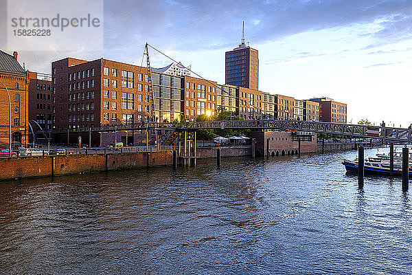 Deutschland  Hamburg  Kanalbrücke in der Speicherstadt in der Abenddämmerung