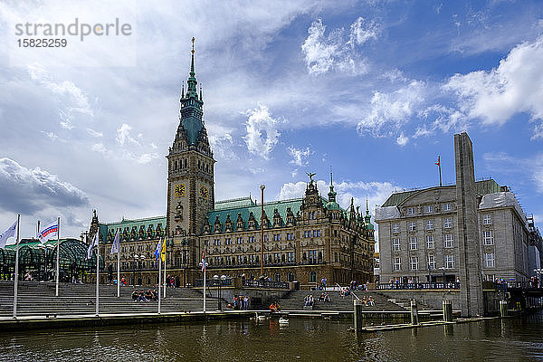 Deutschland  Hamburg  Alsterufer mit dem Hamburger Rathaus im Hintergrund