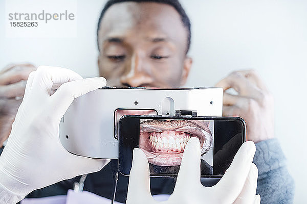Zahnarzt  der Zähne mit einem speziellen Fotoapparat fotografiert