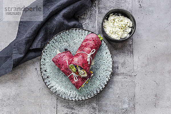 Vegetarische Rote-Bete-Wraps gefüllt mit Tomaten  Rotkohl  Mais  Eisbergsalat  Gurken und Frischkäse