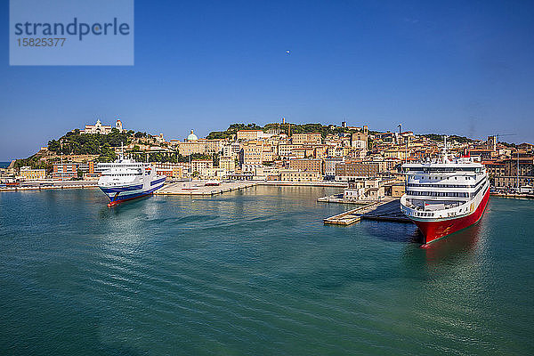 Italien  Provinz Ancona  Ancona  Kreuzfahrtschiffe liegen im Hafen der Küstenstadt an