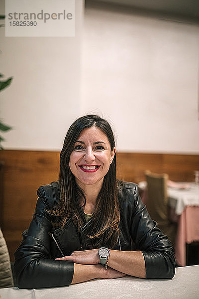 Porträt einer lachenden Frau in einem Restaurant