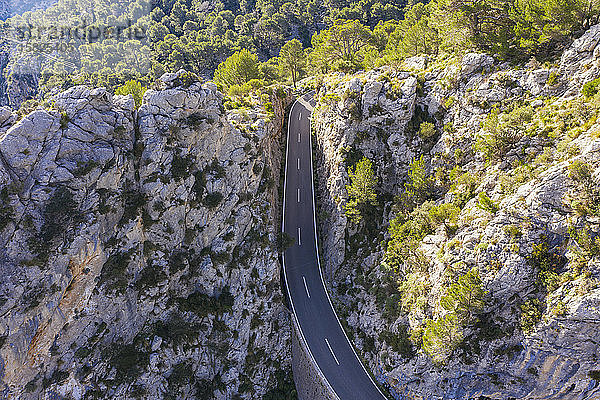 Spanien  Balearen  Drohnenansicht der Autobahn Ma-2130  die sich über die Serra de Tramuntana erstreckt