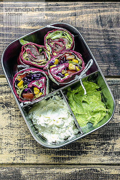 Lunchbox mit Rote-Bete-Wraps  Frischkäse und Guacamole
