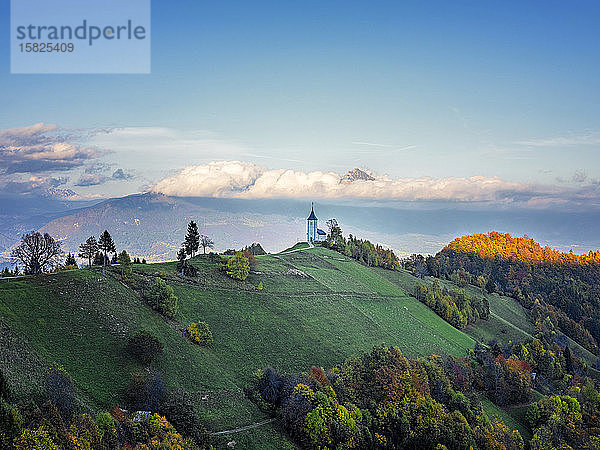 Slowenien  Kirche St. Primoz bei Jamnik bei Sonnenuntergang