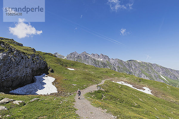 Schweiz  Kanton St. Gallen  Glarner Alpen  Mann wandert den Panorama-Wanderweg in der Tektonikarena Sardona