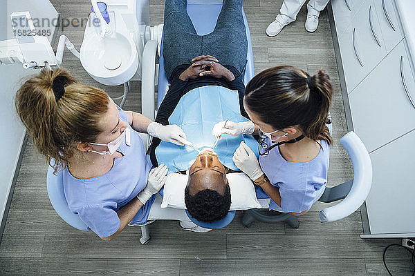 Zahnärztin und Assistentin  die Patienten in der medizinischen Praxis betreut