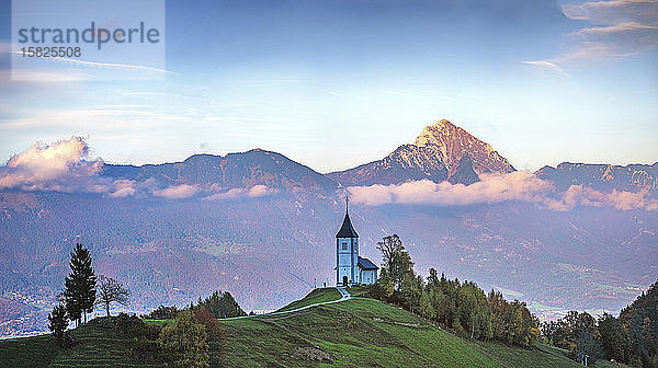 Slowenien  Kirche St. Primoz bei Jamnik bei Sonnenuntergang