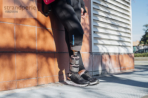 Nahaufnahme der Beine einer sportlichen Frau mit Beinprothese in der Stadt