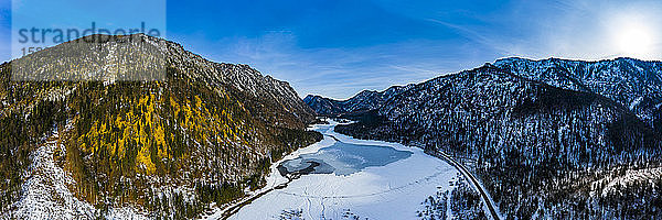 Deutschland  Bayern  Reit im Winkl  Hubschrauberansicht des schneebedeckten Tals in den Chiemgauer Alpen