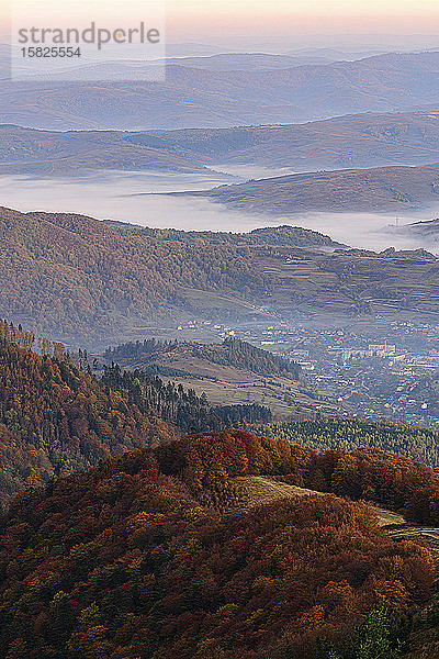 Ukraine  Region Zakarpattia  Karpaten  Borzhava  KarpatengebirgeÂ bei Sonnenuntergang