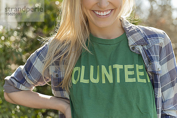 Frau im Freiwilligen-T-Shirt