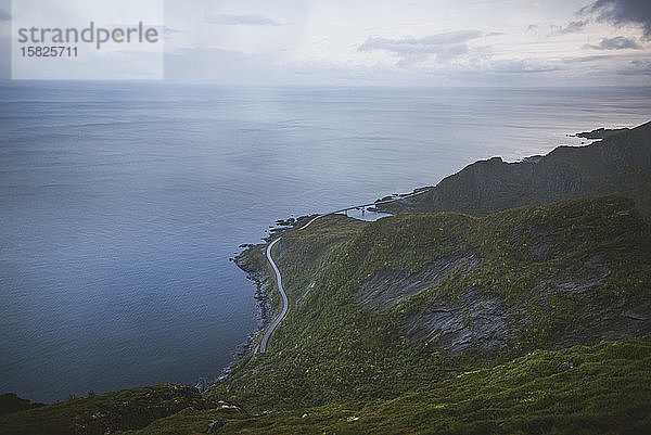 Norwegen  Senja  Panoramablick auf Straße entlang der Küste
