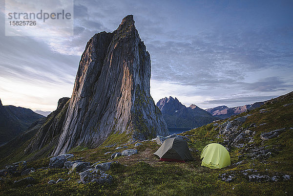 Norwegen  Senja  Zwei Zelte in der Nähe des Berges Segla bei Sonnenuntergang